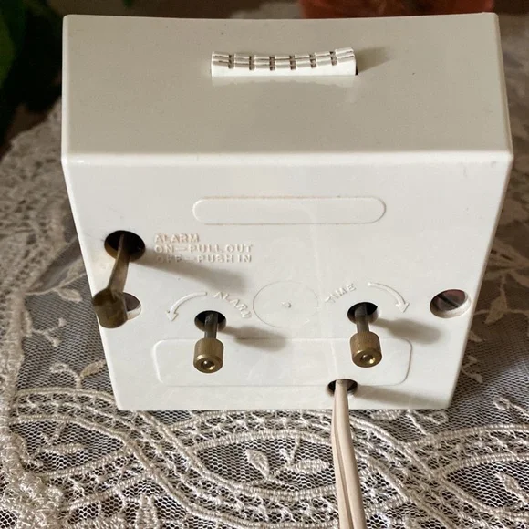 Vintage GE Electric Alarm Clock - Picture 3 of 7